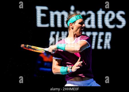 Melbourne, Victoria, Australien. 25th Januar 2022. MELBOURNE, AUSTRALIEN - 25. JANUAR: Rafael Nadal aus Spanien schlägt Denis Shapovalov aus Kanada am 9. Tag der Australian Open 2022 im Melbourne Park am 25. Januar 2022 in Melbourne, Australien. (Bild: © Chris Putnam/ZUMA Press Wire) Bild: ZUMA Press, Inc./Alamy Live News Stockfoto