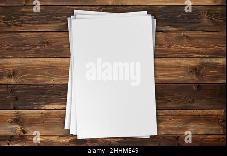 Weiße Papierblätter auf Holzhintergrund Stockfoto