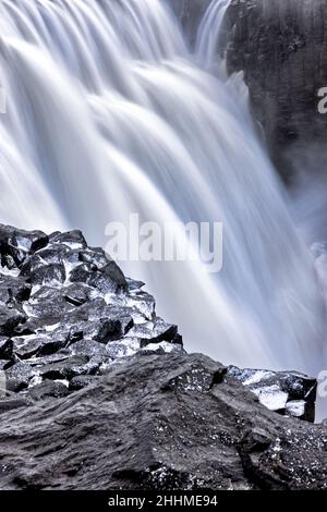 Nahaufnahme des Dettifoss Wasserfalls im Nordosten Islands. Long Expose Shot zeigt die mächtige Kaskade, die von Basaltsäulen umgeben ist. Stockfoto