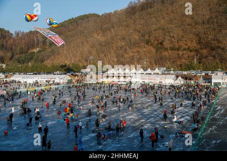 5. Januar 2019-Hwacheon, Südkorea-Besucher werfen Linien durch Löcher, die während eines Forellenfangwettbewerbs in Hwacheon, Südkorea, auf der Oberfläche eines gefrorenen Flusses gebohrt wurden. Der Wettbewerb ist Teil eines jährlichen Eisfestivals, das jedes Jahr über eine Million Besucher anzieht. Stockfoto