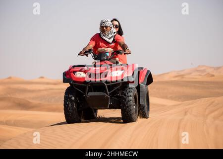 Quad-Fahren und Dune-Bashing auf einer Wüstensafari in Dubai, VAE. Stockfoto
