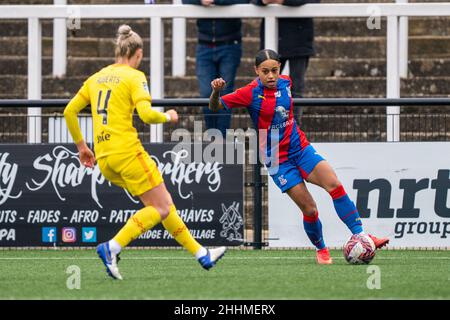 Bromley, Großbritannien. 23rd Januar 2022. Hayes Lane, Bromley, England, 23rd 2022. Januar Siobhan Wilson (14 Crystal Palace) auf dem Ball während des FA Womens Championship-Spiels zwischen Crystal Palace und Liverpool in Hayes Lane, Bromley, England am 23rd. Januar 2022. Stephen Flynn/SPP Kredit: SPP Sport Pressefoto. /Alamy Live News Stockfoto