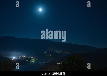 Monti Sibillini Nationalpark, Nachtansicht, Mond, Lago di Fiastra, Marken, Italien, Europa Stockfoto