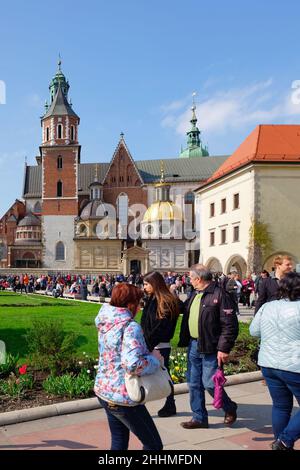 KRAKAU, MALOPOLSKIE POLEN - 30. April 2017: Touristen besuchen das königliche Schloss Wawel. Besuch in Krakau Stockfoto