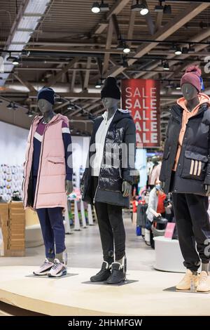 Mannequins in legerer Kleidung stehen in einem Bekleidungsgeschäft. Weibliche Schaufensterpuppen im großen Laden. Stockfoto