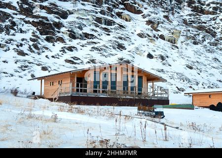 Holzhäuser auf österreichischen Bergen im Winter mit viel Schnee Stockfoto