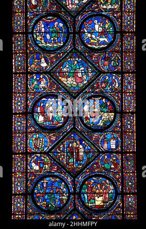 Mittelalterliches Glasfenster Fenster der gotischen Kathedrale von Chartres, Frankreich - dem Leben von Eustace gewidmet. Ein UNESCO-Weltkulturerbe. Saint-Eu Stockfoto