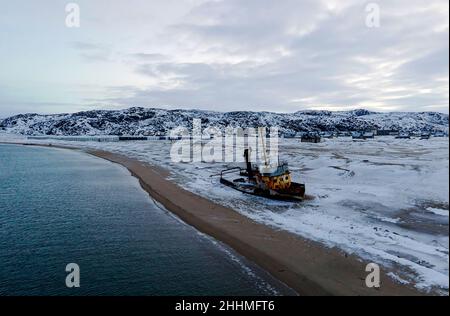 Friedhof der alten Schiffe in Teriberka Murmansk Russland, dramatische Foto. Draufsicht, Luftaufnahme, Stockfoto