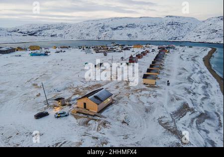 Altes Fischerdorf am Ufer des Meeres. Teriberka ist ein Dorf am Ufer des Arktischen Ozeans. Der Rand der Welt. Der äußersten Norden Russlands. Stockfoto