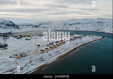 Altes Fischerdorf am Ufer des Meeres. Teriberka ist ein Dorf am Ufer des Arktischen Ozeans. Der Rand der Welt. Der äußersten Norden Russlands. Stockfoto