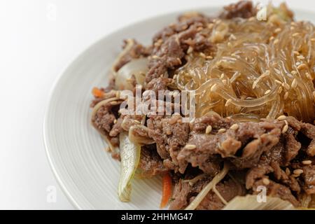 Rinderbulgogi auf weißem Hintergrund Stockfoto