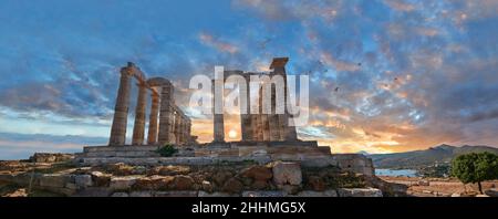 Der antike griechisch-dorische Tempel des Poseidon am Kap Sounion, Griechenland, 444–440 v. Chr. Der Poseidon-Tempel, der auf einem 200 Meter hohen Kap steht, ist ein Wahrzeichen von vi Stockfoto