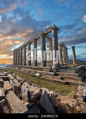 Der antike griechisch-dorische Tempel des Poseidon am Kap Sounion, Griechenland, 444–440 v. Chr. Der Poseidon-Tempel, der auf einem 200 Meter hohen Kap steht, ist ein Wahrzeichen von vi Stockfoto