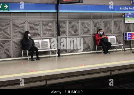 Metro Madrid Passagiere beobachten soziale Distanzierung Stockfoto