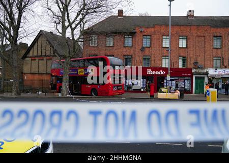 Rettungsdienste am Broadway im Highams Park, im Osten Londons, wo eine Reihe von Menschen von Sanitätern des Londoner Ambulanzdienstes behandelt werden, nachdem ein Bus mit einem Gebäude kollidierte. Bilddatum: Dienstag, 25. Januar 2022. Stockfoto