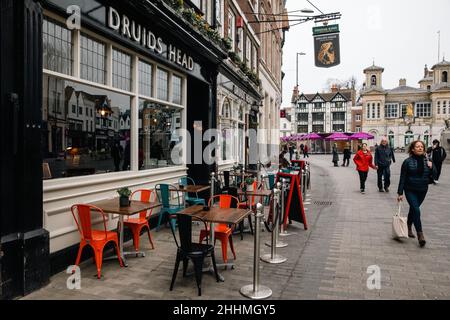 Kingston upon Thames, Großbritannien. 24th. Januar 2022. Ein Shopper kommt am Druid's Head Pub vorbei. Die britische Wirtschaft wuchs im Januar mit dem langsamsten Tempo seit fast einem Jahr Stockfoto