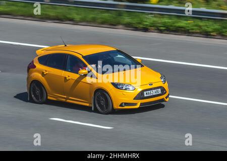 2013 Orange Ford Focus ST-2 1999cc 6-Gang manueller Fahrzeugverkehr, bewegliche Fahrzeuge, Benzin klassischer Sportwagen, Englisch, England, uk Straßen, Motoren, Fahren, Bewegen, Autos fahren Fahrzeug, Fahren, Transport, Reisen, Autos fahren Fahrzeug in Bewegung, Großbritannien Stockfoto