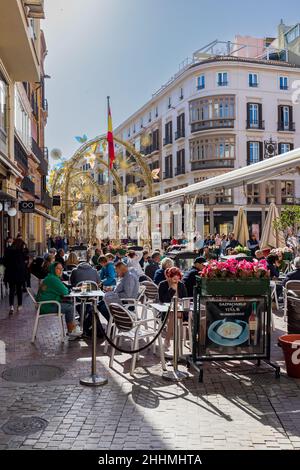 Große Terrasse an der Plaza de la Constitucion, in der Nähe der Calle Marques de Larios im historischen Zentrum (Altstadt) von Malaga, Andalusien, Spanien Stockfoto