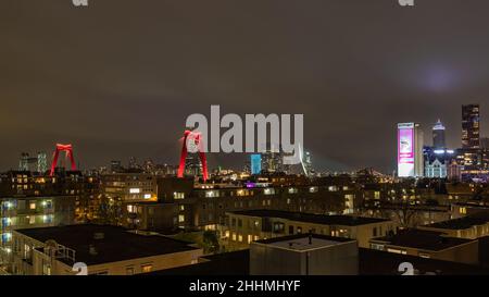 Blick auf die Skyline von Rotterdam mit dem ikonischen Witte huis (Weisses Haus), Zalmhaventoren (Zalmhaven Tower) und allen drei Brücken. Stockfoto
