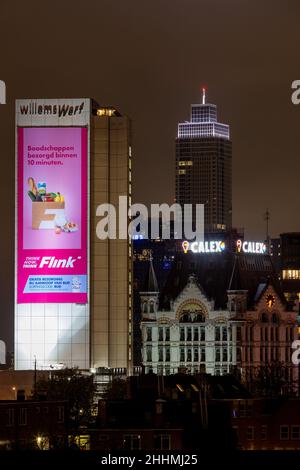 Der Willemswerf (Willems Wharf) mit dem berühmten Weißen Haus (Witte Huis) und dem Zalmhaven-Turm (Zalmhaventoren), Rotterdam, Niederlande Stockfoto