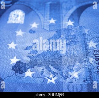 Flacher Fokus gegenüber Euro-Banknoten, der sich auf die Europakarte konzentriert Blauton Stockfoto