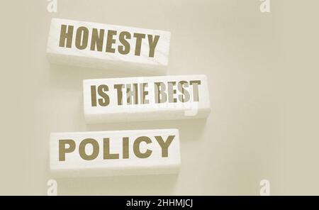 Ehrlichkeit ist die beste Politik Worte in Holzblöcken geschrieben. Vertrauenswürdig, Wahrheit, Überzeugungen und Vereinbarung Geschäftskonzept Stockfoto