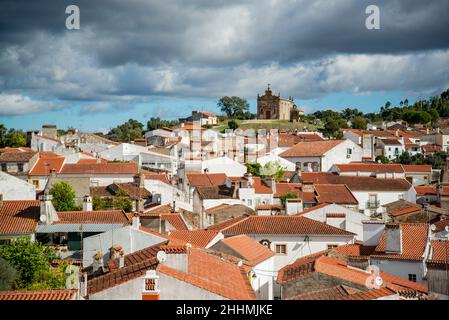 Die Altstadt von Amieira do Tejo in Alentejo in Portugal. Portugal, Amieira do Tejo, Oktober 2021 Stockfoto