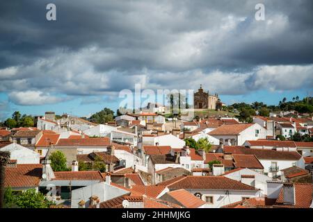 Die Altstadt von Amieira do Tejo in Alentejo in Portugal. Portugal, Amieira do Tejo, Oktober 2021 Stockfoto