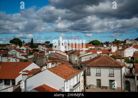 Die Altstadt von Amieira do Tejo in Alentejo in Portugal. Portugal, Amieira do Tejo, Oktober 2021 Stockfoto