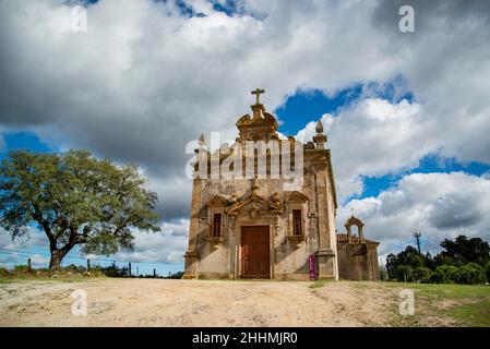 Der Calvario im Dorf Amieira do Tejo in Alentejo in Portugal. Portugal, Amieira do Tejo, Oktober 2021 Stockfoto