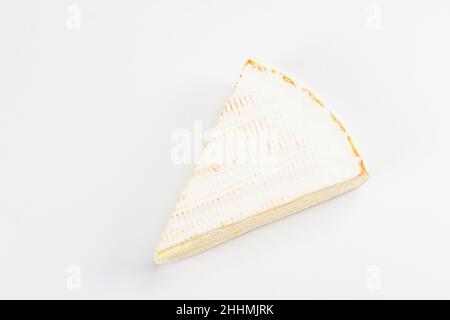 Rougette Käse isoliert auf weißem Hintergrund. Weich gereifter roter Rindenkäse. Leckerer Snack mit geräuchertem Paprika für das Käsepoard, Draufsicht Stockfoto