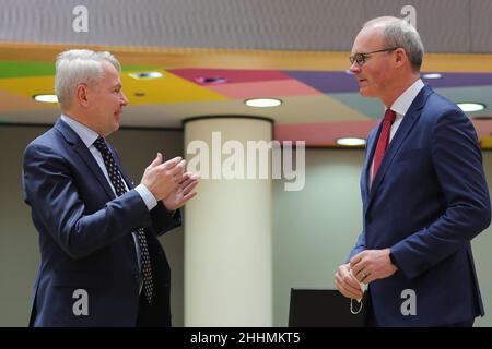 Brüssel, Belgien. 24th Januar 2022. Der finnische Außenminister Pekka Haavisto (L) spricht mit dem irischen Außenminister Simon Coveney vor einem Treffen der Außenminister der EU-Mitgliedstaaten in Brüssel, Belgien, am 24. Januar 2022. Quelle: Zheng Huansong/Xinhua/Alamy Live News Stockfoto