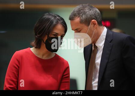 Brüssel, Belgien. 24th Januar 2022. Die deutsche Außenministerin Annalena Baerbock (L) nimmt am 24. Januar 2022 an einem Treffen der Außenminister der EU-Mitgliedstaaten in Brüssel, Belgien, Teil. Quelle: Zheng Huansong/Xinhua/Alamy Live News Stockfoto