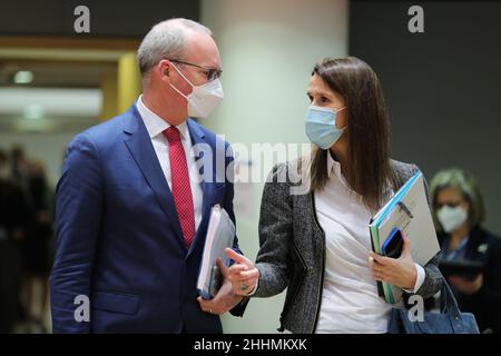 Brüssel, Belgien. 24th Januar 2022. Der irische Außenminister Simon Coveney (L) spricht mit der belgischen Außenministerin Sophie Wilmes vor einem Treffen der Außenminister der EU-Mitgliedstaaten in Brüssel, Belgien, am 24. Januar 2022. Quelle: Zheng Huansong/Xinhua/Alamy Live News Stockfoto