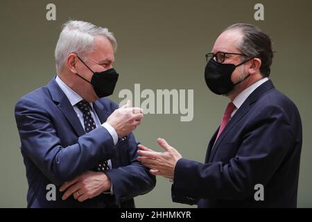 Brüssel, Belgien. 24th Januar 2022. Der finnische Außenminister Pekka Haavisto (L) spricht vor einem Treffen der Außenminister der EU-Mitgliedstaaten in Brüssel, Belgien, am 24. Januar 2022 mit dem österreichischen Bundesminister für europäische und internationale Angelegenheiten Alexander Schallenberg. Quelle: Zheng Huansong/Xinhua/Alamy Live News Stockfoto