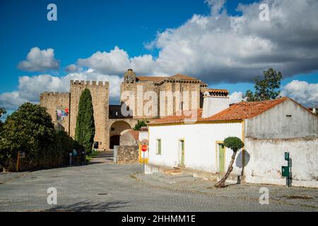 Castelo und Kloster Santa Maria de Flor da Rosa in der Altstadt von Flor da Rosa in Alentejo in Portugal. Portugal, Estremoz, Oktober 2021 Stockfoto