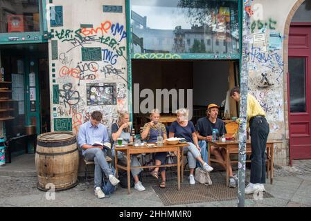 Gruppe junger Menschen auf der Terrasse in Berlin, Deutschland Stockfoto