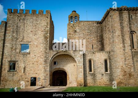 Castelo und Kloster Santa Maria de Flor da Rosa in der Altstadt von Flor da Rosa in Alentejo in Portugal. Portugal, Estremoz, Oktober 2021 Stockfoto