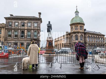 Leith, Edinburgh, Schottland, Großbritannien, 25. Januar 2022. Robert Burns Statue enthüllt: Die Statue, die 2019 für die Straßenbahnen nach Newhaven entfernt wurde, kehrt in der in der Burns Night neu restaurierten Bernard Street zurück. Die Statue wurde 1898 vom Leith Burns Club errichtet. Auf jeder Seite des Sockels befindet sich eine Tafel, die auf einem der Gedichte von Burns basiert: Der Samstagabend der Cottar, Hallowe'en, der Tod und Dr. Hornbrook und der Smiddy Stockfoto