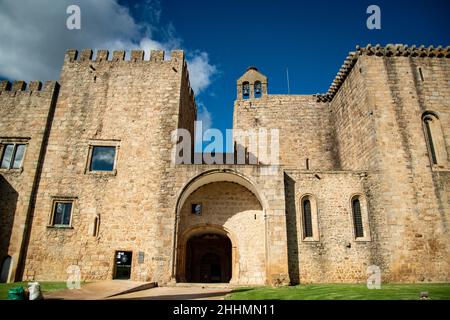 Castelo und Kloster Santa Maria de Flor da Rosa in der Altstadt von Flor da Rosa in Alentejo in Portugal. Portugal, Estremoz, Oktober 2021 Stockfoto