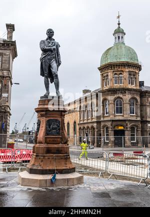 Leith, Edinburgh, Schottland, Großbritannien, 25. Januar 2022. Robert Burns Statue enthüllt: Die Statue, die 2019 für die Straßenbahnen nach Newhaven entfernt wurde, kehrt in der in der Burns Night neu restaurierten Bernard Street zurück. Die Statue wurde 1898 vom Leith Burns Club errichtet. Auf jeder Seite des Sockels befindet sich eine Tafel, die auf einem der Gedichte von Burns basiert: Der Samstagabend der Cottar, Hallowe'en, der Tod und Dr. Hornbrook und der Smiddy Stockfoto