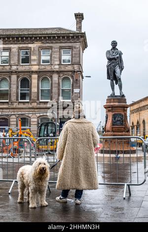Leith, Edinburgh, Schottland, Großbritannien, 25. Januar 2022. Robert Burns Statue enthüllt: Die Statue, die 2019 für die Straßenbahnen nach Newhaven entfernt wurde, kehrt in der in der Burns Night neu restaurierten Bernard Street zurück. Die Statue wurde 1898 vom Leith Burns Club errichtet. Auf jeder Seite des Sockels befindet sich eine Tafel, die auf einem der Gedichte von Burns basiert: Der Samstagabend der Cottar, Hallowe'en, der Tod und Dr. Hornbrook und der Smiddy Stockfoto