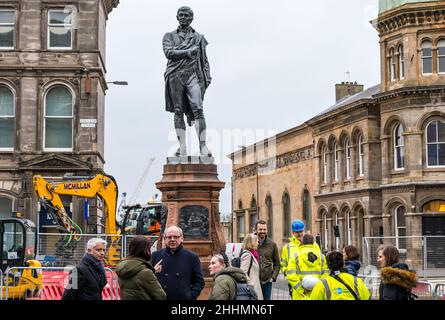 Leith, Edinburgh, Schottland, Großbritannien, 25. Januar 2022. Robert Burns Statue enthüllt: Die Statue, die 2019 für die Straßenbahnen nach Newhaven entfernt wurde, kehrt in der in der Burns Night neu restaurierten Bernard Street zurück. Die Statue wurde 1898 vom Leith Burns Club errichtet. Auf jeder Seite des Sockels befindet sich eine Tafel, die auf einem der Gedichte von Burns basiert: Der Samstagabend der Cottar, Hallowe'en, der Tod und Dr. Hornbrook und der Smiddy Stockfoto