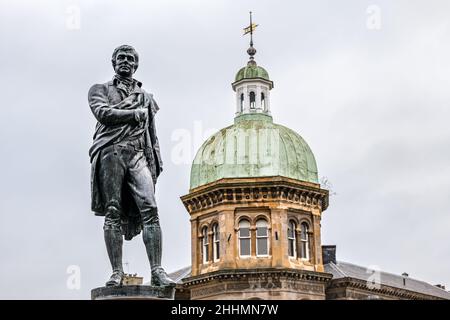 Leith, Edinburgh, Schottland, Großbritannien, 25. Januar 2022. Robert Burns Statue enthüllt: Die Statue, die 2019 für die Straßenbahnen nach Newhaven entfernt wurde, kehrt in der in der Burns Night neu restaurierten Bernard Street zurück. Die Statue wurde 1898 vom Leith Burns Club errichtet Stockfoto