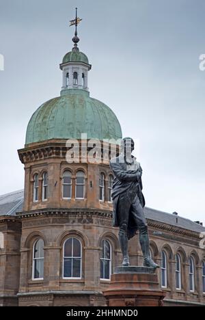 Leith, Edinburgh, Schottland, Großbritannien. 25th. Januar 2022. Robert Burns Statue restauriert und enthüllt für den Burns Day. Im Bild restaurierte Statue, die im Jahr 2019 demontiert und entfernt wurde, damit die Straßenbahnarbeiten in Edinburgh stattfinden können. Quelle: Archwhite/Alamy Live News. Stockfoto