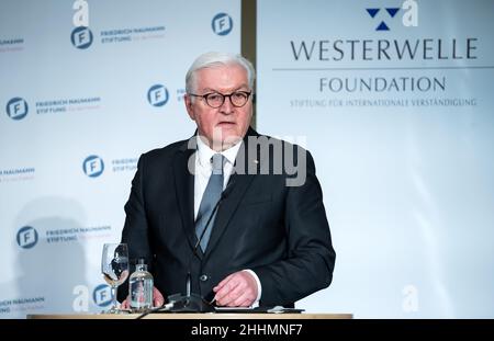 Berlin, Deutschland. Berlin, Deutschland. 25th Januar 2022. Bundespräsident Frank-Walter Steinmeier spricht bei einer Gedenkfeier für Guido Westerwelle, der am 27. Dezember 2021 sechzig geworden wäre. Mit der Gedenkfeier in der französischen Friedrichstadt-Kirche ehrt die Friedrich-Naumann-Stiftung das Engagement des ehemaligen FDP-Führers und Außenministers für Freiheit und Völkerverständigung. Westerwelle starb 2016 an Leukämie. Quelle: dpa picture Alliance/Alamy Live News Stockfoto