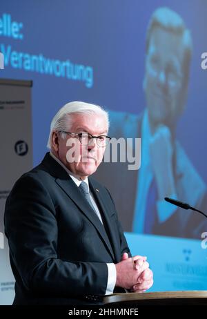 Berlin, Deutschland. Berlin, Deutschland. 25th Januar 2022. Bundespräsident Frank-Walter Steinmeier spricht bei einer Gedenkfeier für Guido Westerwelle, der am 27. Dezember 2021 sechzig geworden wäre. Mit der Gedenkfeier in der französischen Friedrichstadt-Kirche ehrt die Friedrich-Naumann-Stiftung das Engagement des ehemaligen FDP-Führers und Außenministers für Freiheit und Völkerverständigung. Westerwelle starb 2016 an Leukämie. Quelle: dpa picture Alliance/Alamy Live News Stockfoto