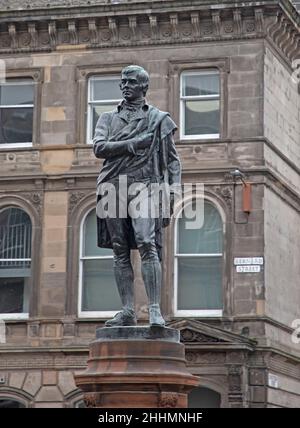 Leith, Edinburgh, Schottland, Großbritannien. 25th. Januar 2022. Robert Burns Statue restauriert und enthüllt für den Burns Day. Im Bild restaurierte Statue, die im Jahr 2019 demontiert und entfernt wurde, damit die Straßenbahnarbeiten in Edinburgh stattfinden können. Quelle: Archwhite/Alamy Live News. Stockfoto