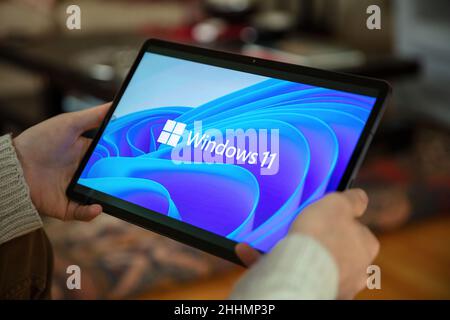 Griechenland Athen, Januar 23 2022. Windows 11 neues Microsoft-Betriebssystem-Logo auf dem digitalen Tablet-Bildschirm. Stockfoto