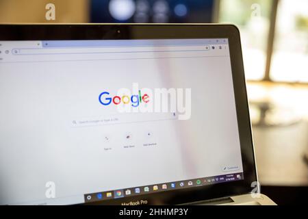 Griechenland Athen, Januar 23 2022. Google-Logo auf Laptop-Computer-Bildschirm. Online-Werbung, Suchmaschine, Cloud-Computing-Service-Unternehmen Stockfoto